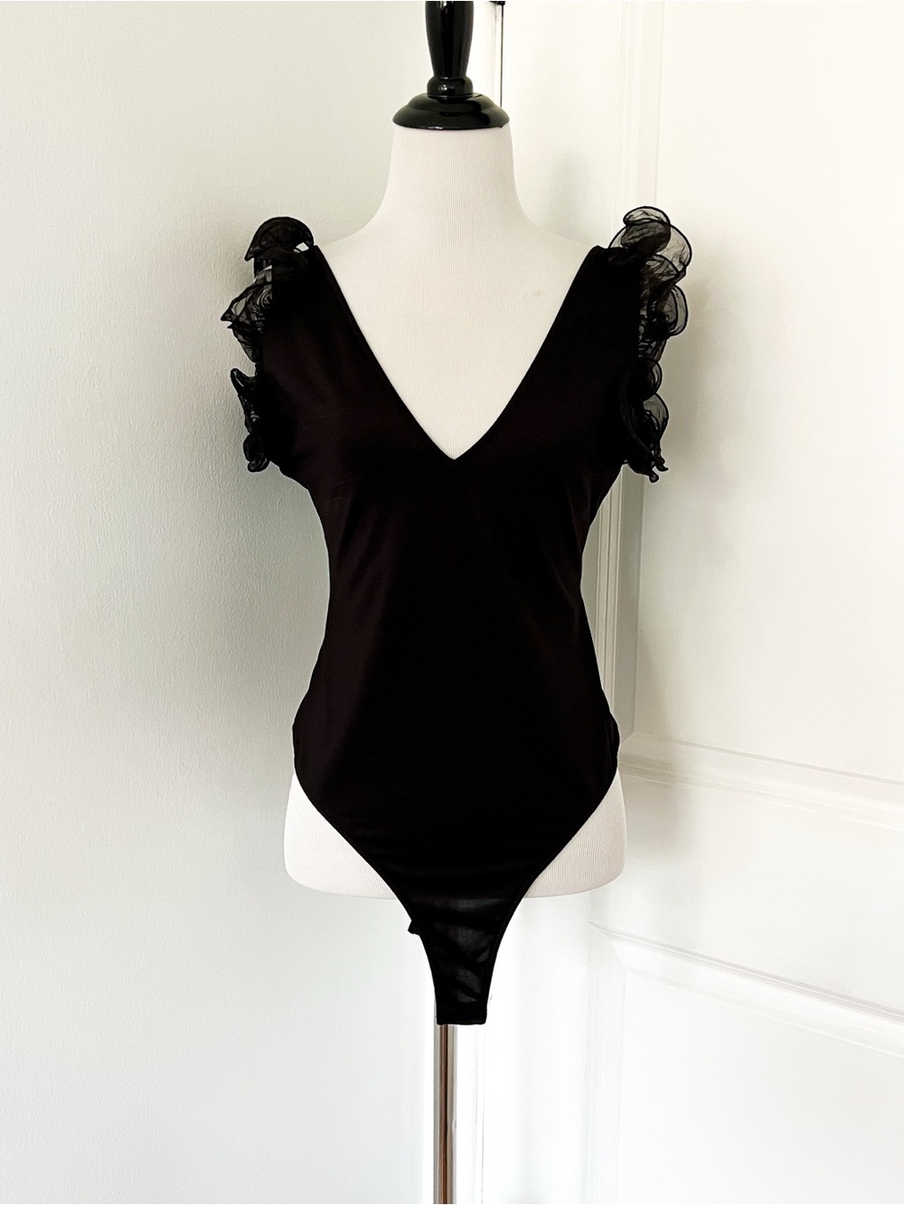 Zara Black V-Neck Ruffled Sleeve Bodysuit - Medium